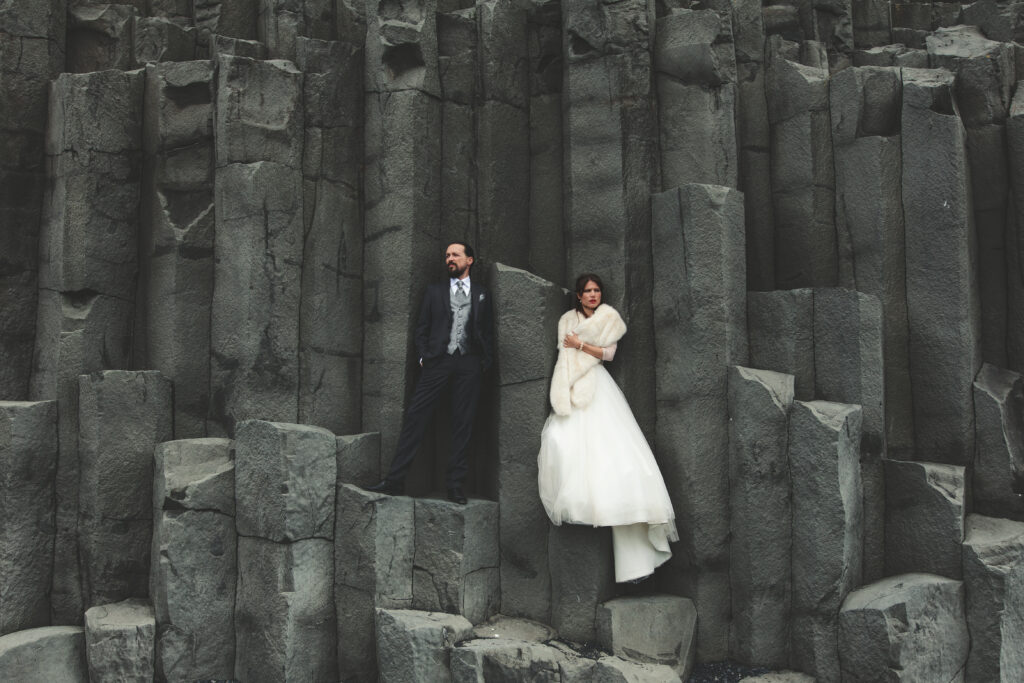 Esküvői portré a pártól Izland festői tájain, kreatív fotózás