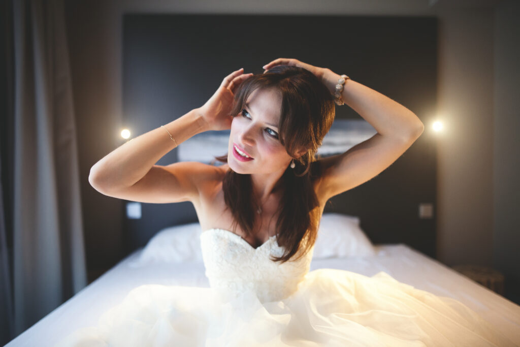 Menyasszony frizurája és sminkje a készülődés alatt