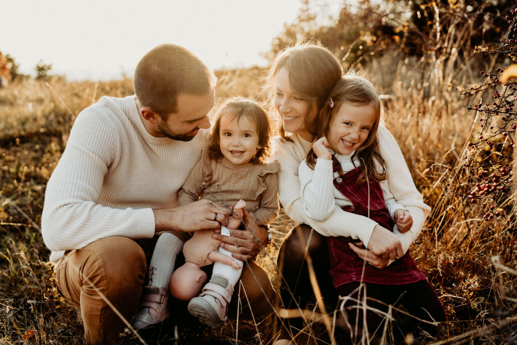 Családi fotózás Budapesten szabad téren naplementében, természetes fényű, őszinte és elkapott családi pillanatok a természetben