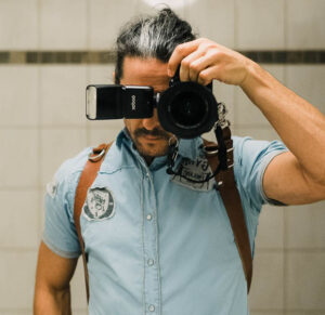 Esküvői fotós munka közben, kamera előttem, profi felszereléssel, természetes fényekkel és kreatív megközelítéssel