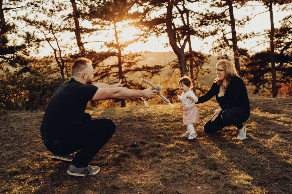 Szabadtéri családi fotózás Budapesten, természetes fényben készült spontán családi fotók