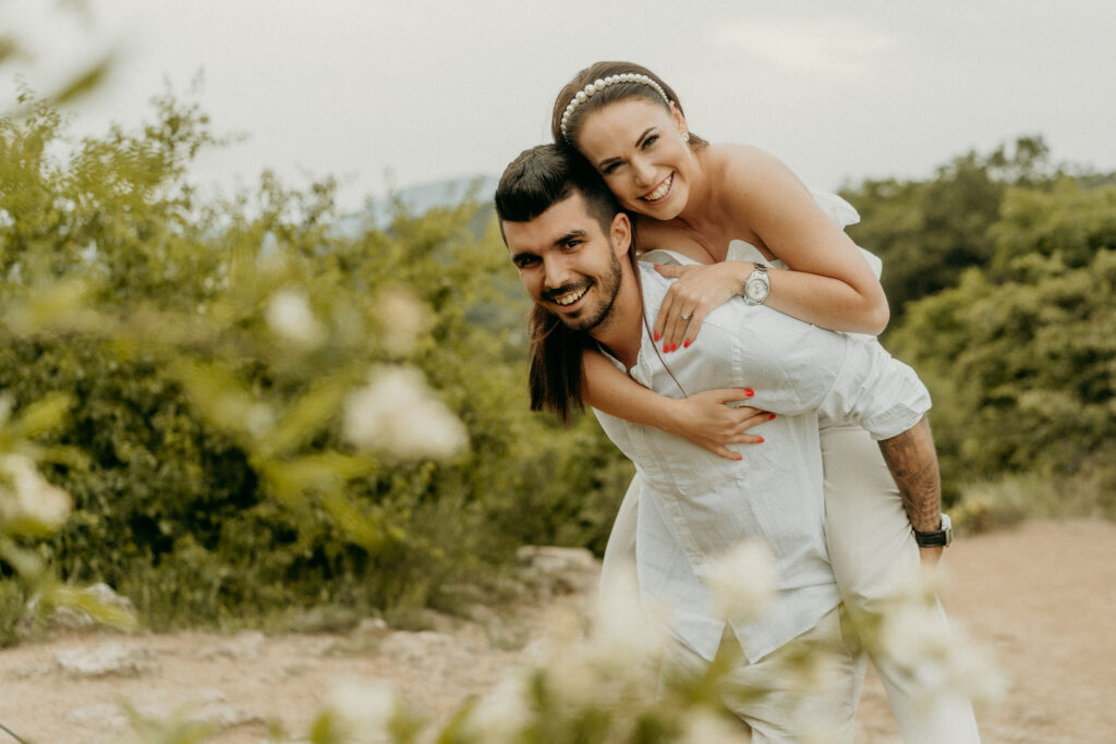 Jegyesfotózás Budapest mellett, szabadtéri páros fotózás Dorina és Gábor természetes, romantikus pillanataival