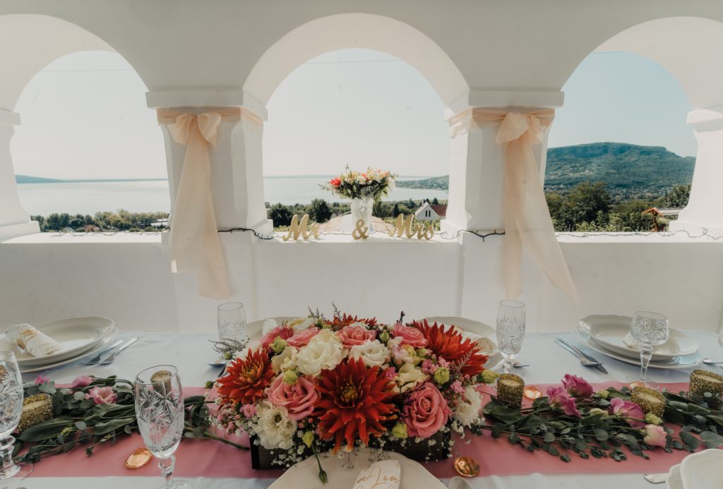 Balatoni panoráma esküvői dekorációval, romantikus esküvői asztaldekor, virágok és elegáns kiegészítők a Balaton partján