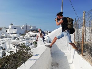 Esküvői fotós apró részleteket és dekorációt fotóz, természetes fényekkel és művészi szemlélettel