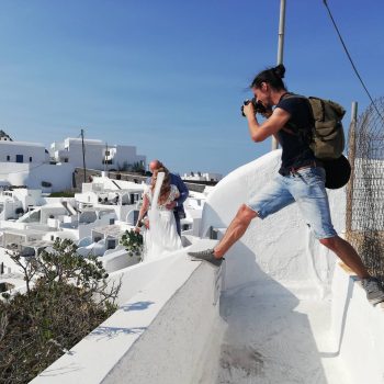 Esküvői fotós apró részleteket és dekorációt fotóz, természetes fényekkel és művészi szemlélettel