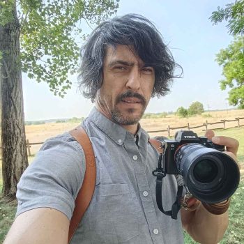 Esküvői fotós fotózás közben kültéri helyszínen, profi felszereléssel, kreatív munkafolyamat