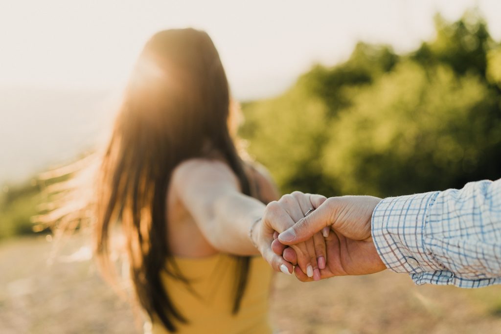 Természetes és kreatív jegyesfotózás szabadtéren Hármashatárhegyen, Budapest – profi páros fotósorozat