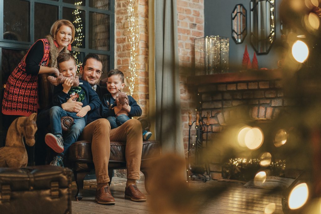 Karácsonyi családi fotózás a Madison Studio ünnepi dekorációjában, Budapest.